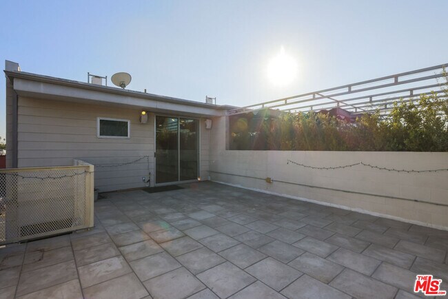 Building Photo - 6615 Melrose Ave