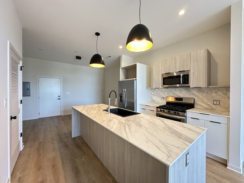 Building Photo - 6340 W Belmont Ave