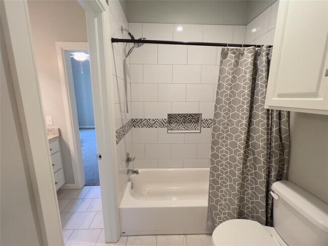 Building Photo - 424 Seville Dr