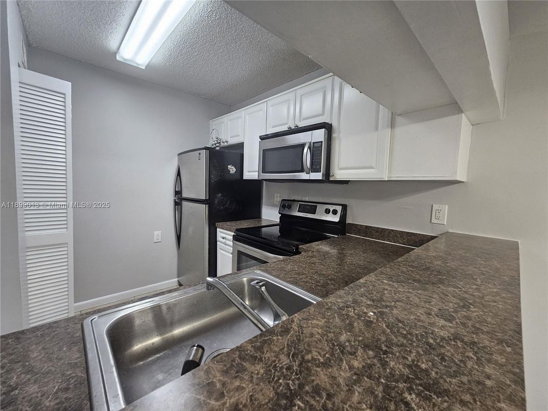 Building Photo - 14107 Glenmoor Dr