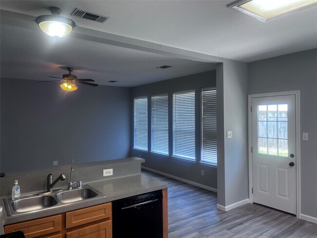 Building Photo - 1810 Village Ct Ln