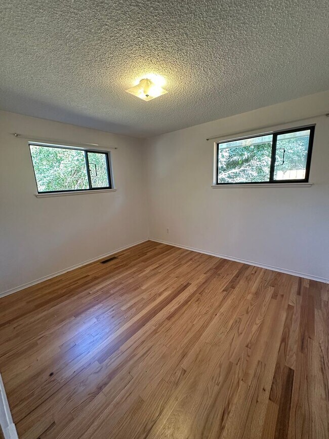 Building Photo - 3 Bedroom 1 bathroom home in Mukilteo