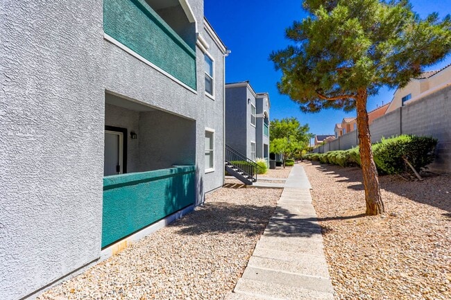 Building Photo - 3 Bedroom Northwest Condo-Gate Community
