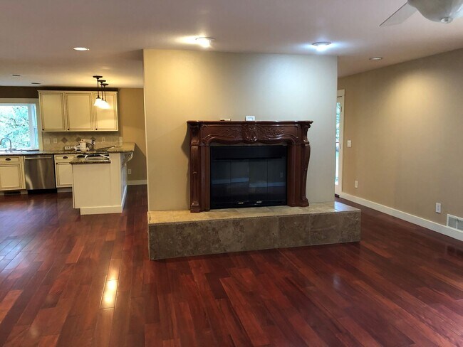 Building Photo - Large Family home