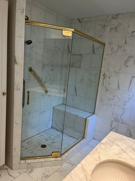 Main floor, full bath, marble floor and walls - 8904 Grant St