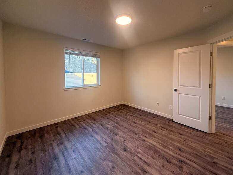 Building Photo - 507 NW Hillcrest Dr