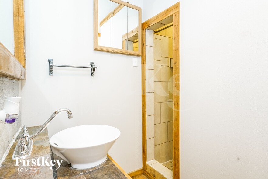 Building Photo - 206 E 5th St