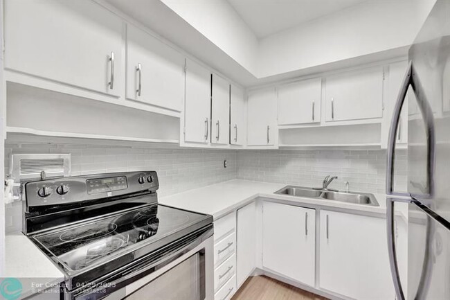 Building Photo - 4525 NE 21st Ave