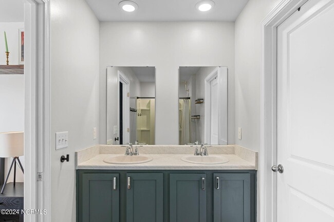 Building Photo - 525 Birdsong Dr