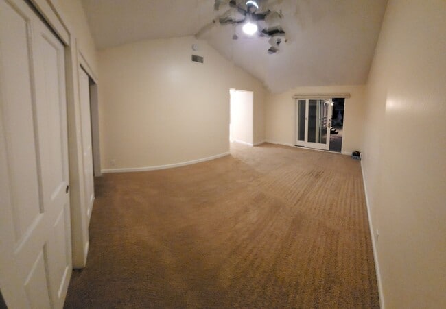 Building Photo - 5 bed 3.5 bath home close to campus!