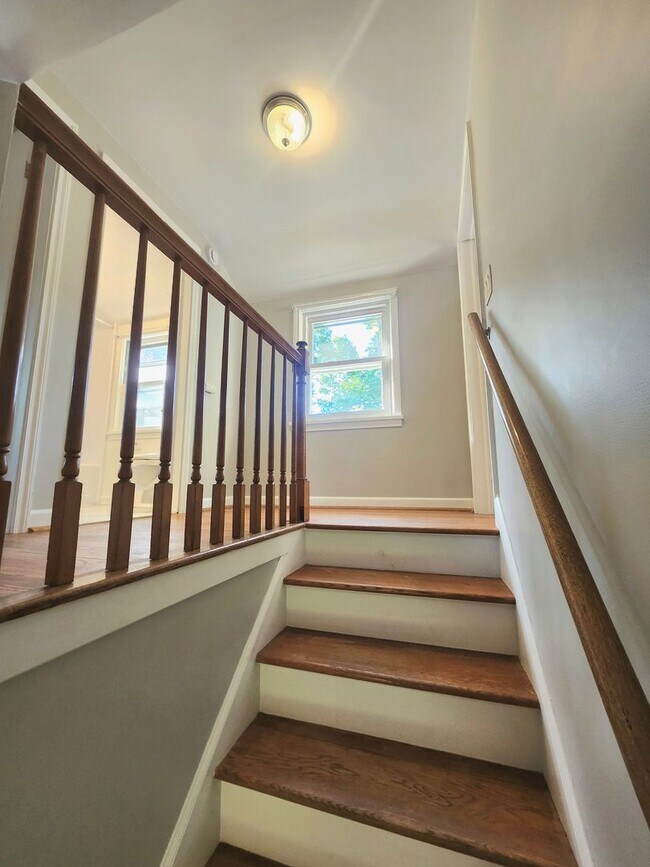 Building Photo - Spacious 4bd apt | Laundry hooks ups | Off street parking