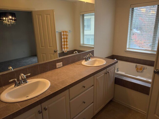 Building Photo - Beautiful Townhome Available in Prestigious Arbor Woods at Murrayhill