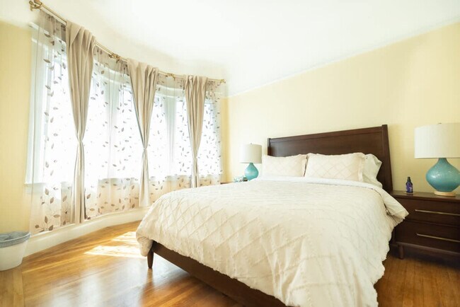 Building Photo - 1107 Broadway-SI ID1309749P