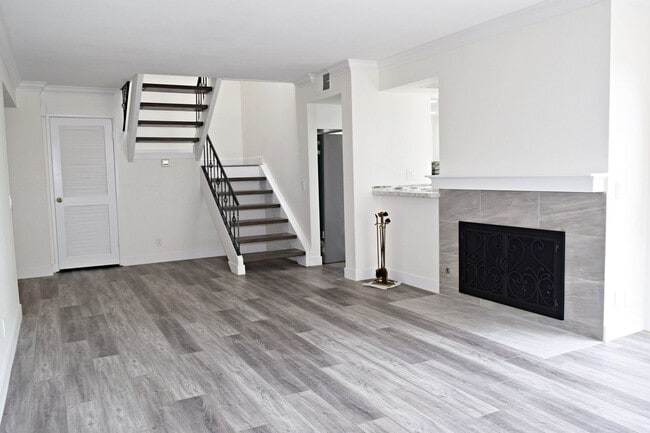 Building Photo - Stunning 4BR 2.5BA UTC Townhome - Updated ...