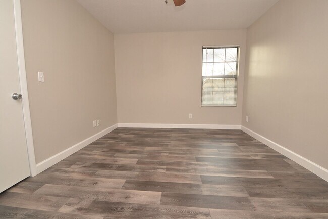 Building Photo - 1/1 Condo in Altamonte Springs ~ Gated Lakefront Community ~ LVP Flooring & Updated Kitchen/Bath!