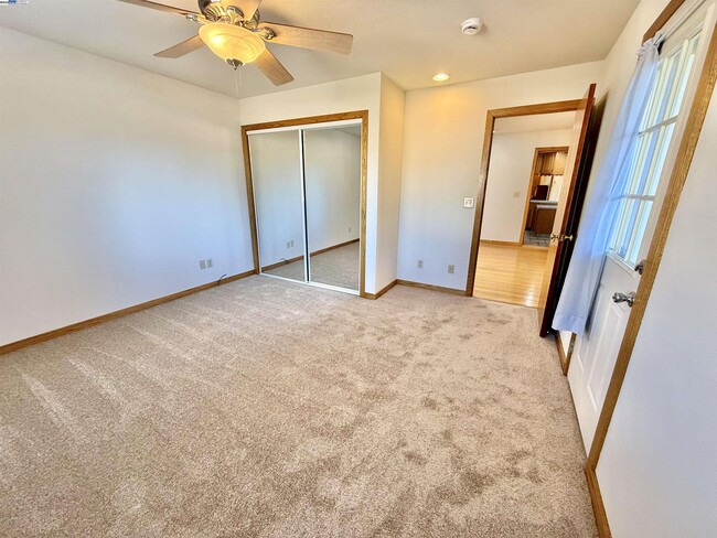 Building Photo - 252 Stoakes Ave