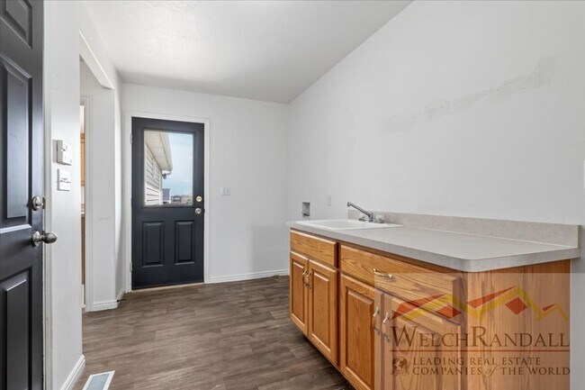 Building Photo - Spacious Single Family Home With Attached ...