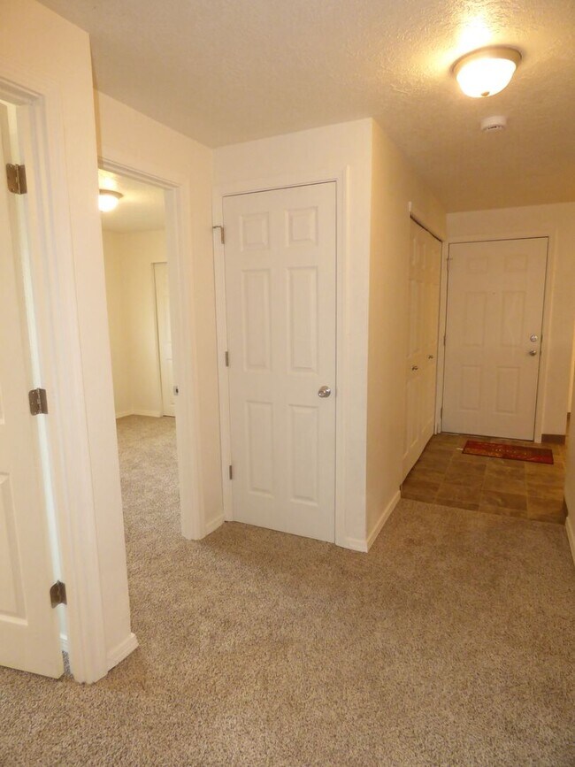 Building Photo - Rent Special: FREE September's Rent!! Second Floor 3 Bedroom apartment
