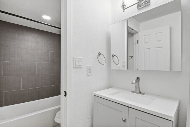 Building Photo - $1,300.95 with $300.00 off the first month's rent, 2 Beds - 1 Bath, Triplex in Aurora with Washer...