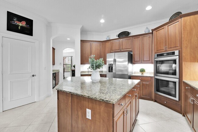 Building Photo - 10703 Versailles Blvd