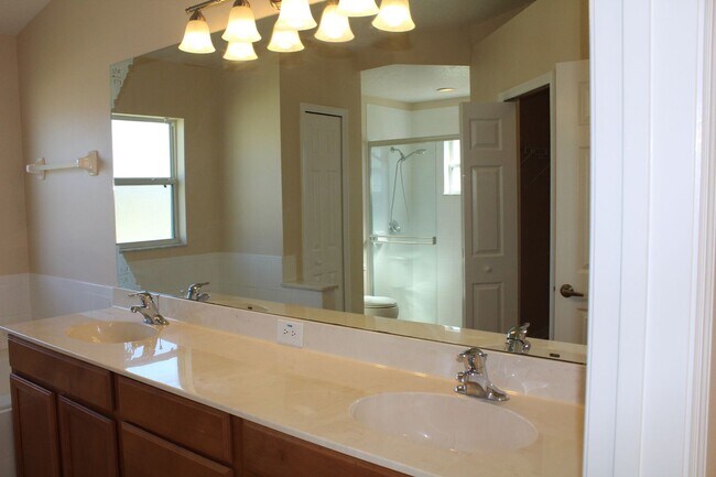 Building Photo - Lovely Rental in Coral Trace