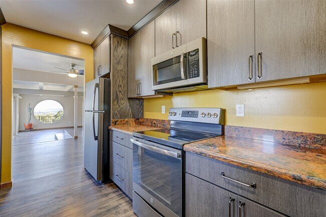 Building Photo - Newly Remodeled 2 Bed, 1 Bath + a Den  Home at The Base of Thumb Butte!