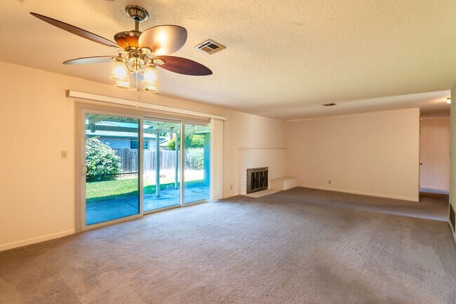 Building Photo - Adorable West Morgan Hill Family Home!