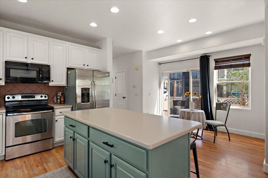 Building Photo - 2475 Saint Paul Dr