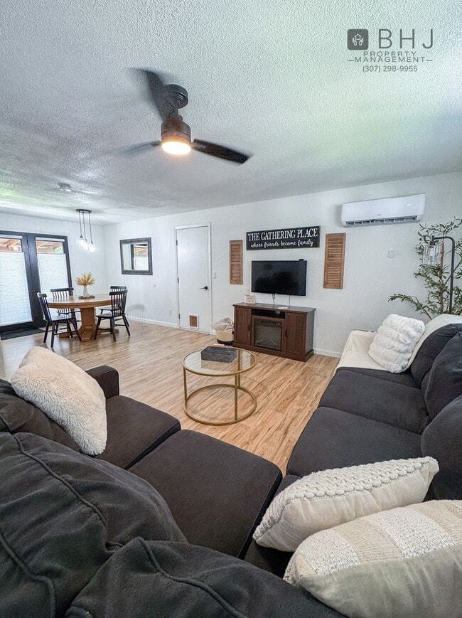 Building Photo - Dog Friendly 2 bed/ 1 bath HOUSE for Rent!