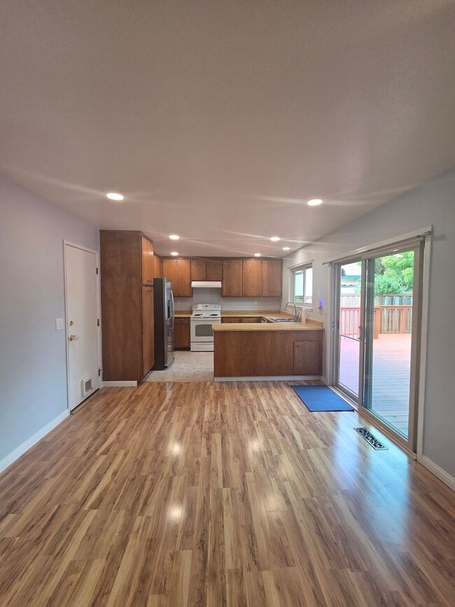 Building Photo - **Move - In Specials Available ! Reduced D...