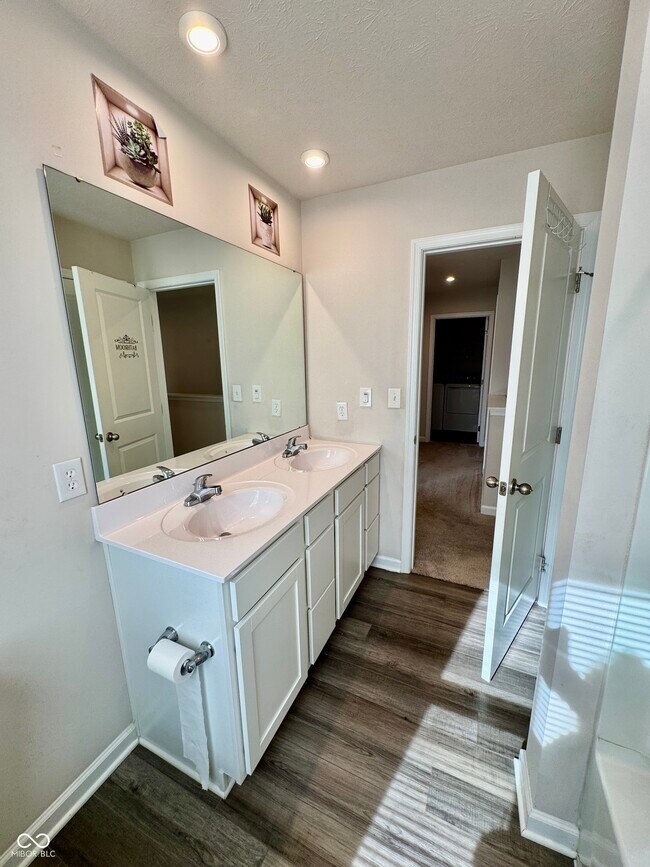 Building Photo - 830 McArthur Dr