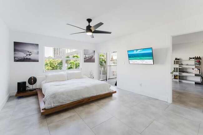 Building Photo - 800 E Camino Real