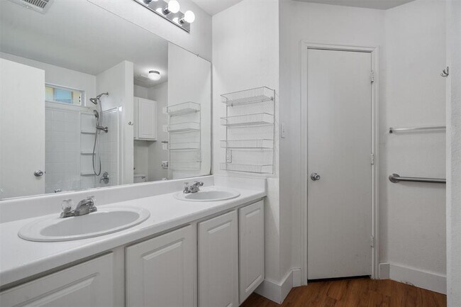 Building Photo - 1015 Glen Meadow Cove