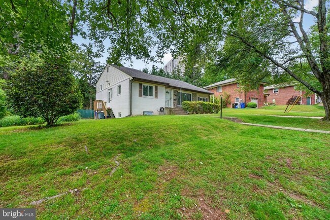 Building Photo - 9211 E Parkhill Dr