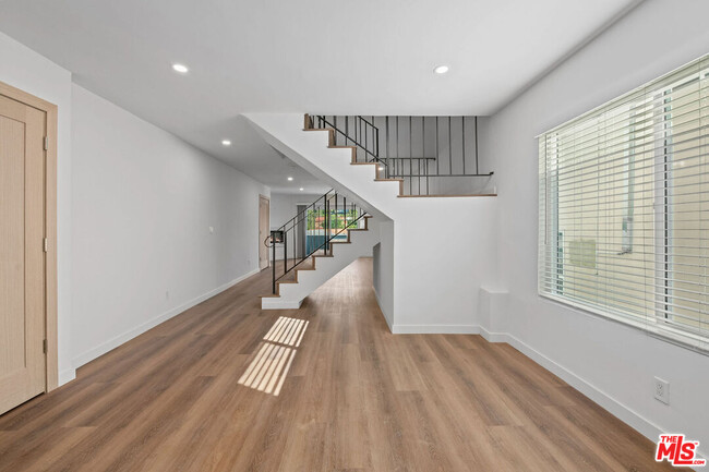 Building Photo - 2447 Beachwood Dr
