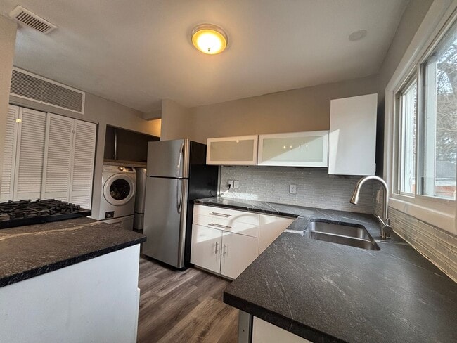 Building Photo - 3 Bedroom Single Family Home