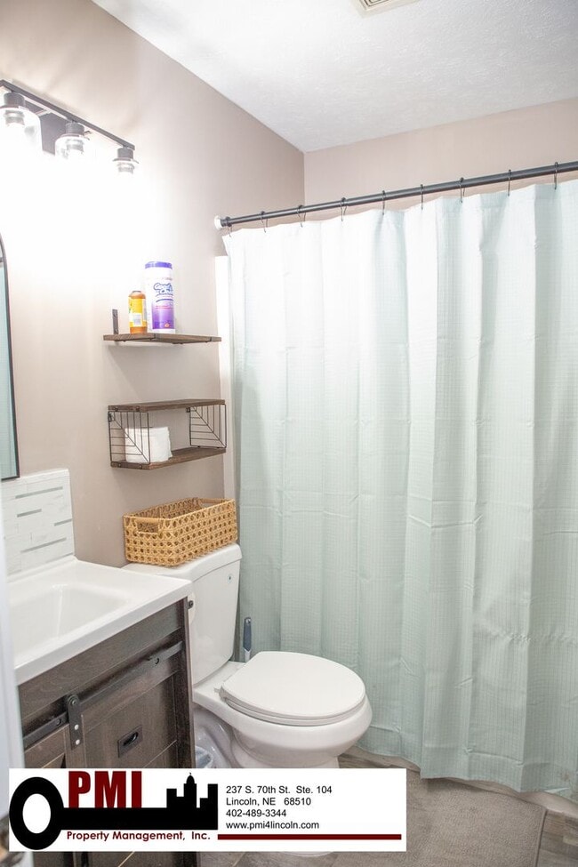 Building Photo - 4 Bedroom and 3 bathroom Fully Furnished