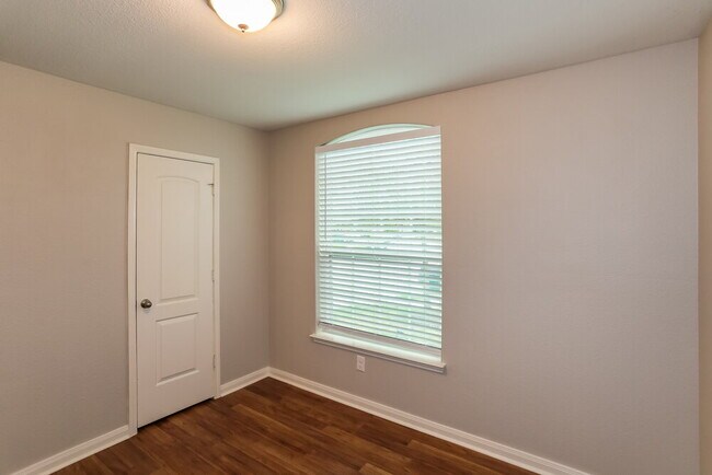 Building Photo - 111 Cottonwood Dr