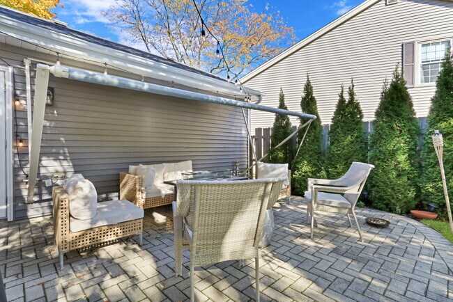 Building Photo - 658 White Ct