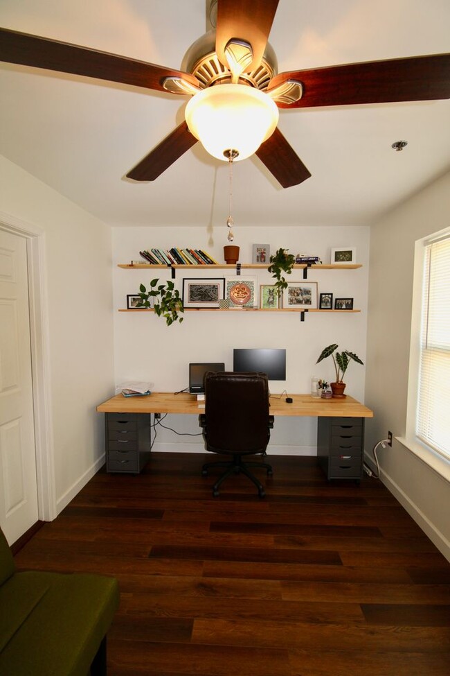 Building Photo - 2 Bedroom Home with Garage!