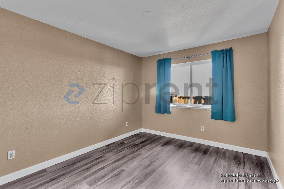 Building Photo - 527 Bustos Pl