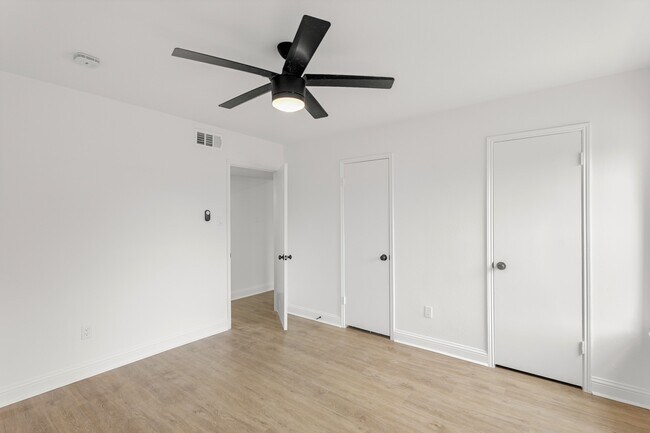 Building Photo - 355 N Post Oak Ln