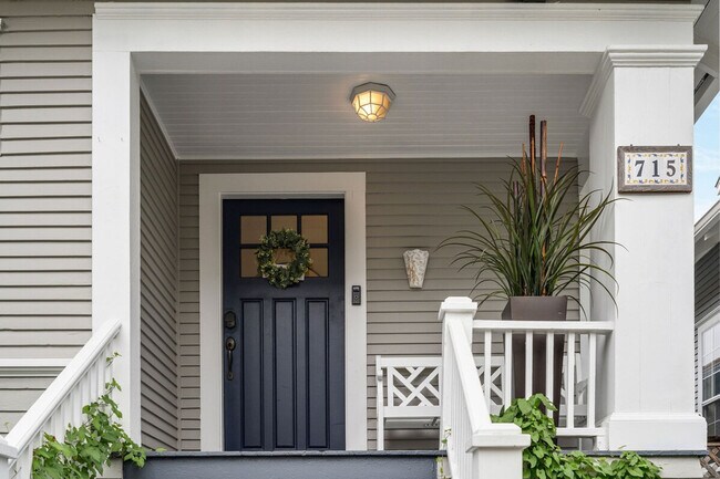 Building Photo - 2403 7th Ave W