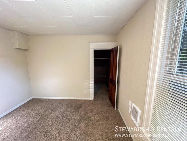 Building Photo - 3Bd/1B close to Campus and downtown!