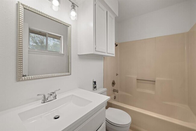 Building Photo - 2401 Singletree Ave