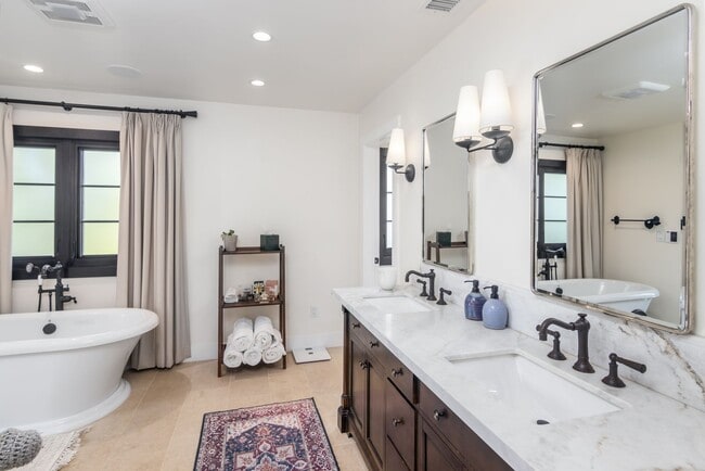 Building Photo - Prime Single Family Home