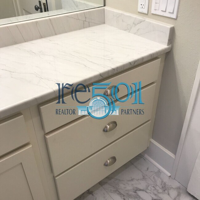 Building Photo - *New Price*  Newly Renovated Immaculate Co...