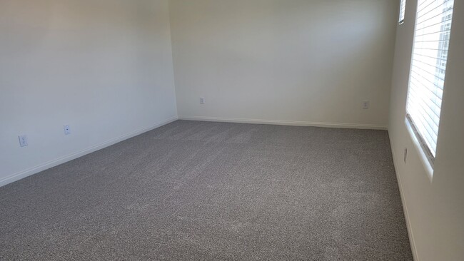 Building Photo - 5-Bed, 3-Bath Home in Spectrum Falls