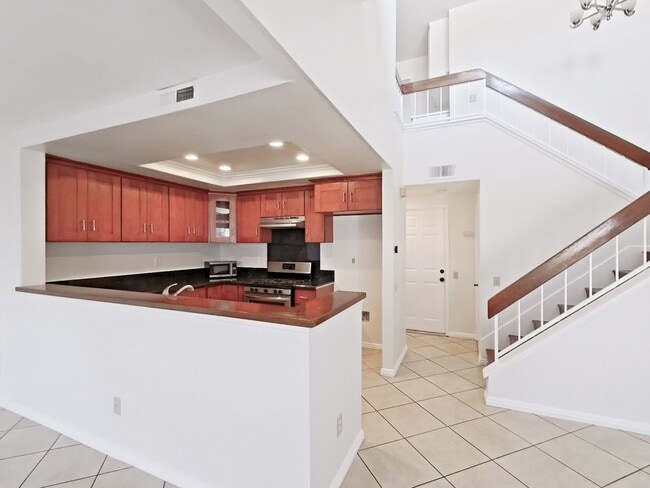 Building Photo - Lakeview Townhouse - 2 Bed / 1 ½ Bath