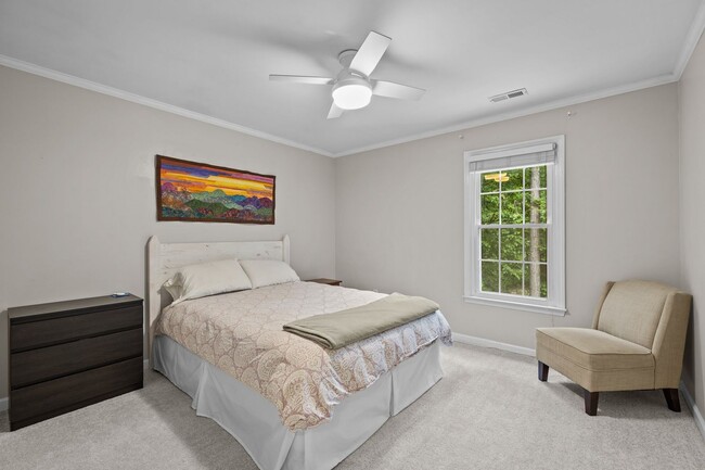 Building Photo - Gorgeous 3 Bedroom Traditional Home Locate...